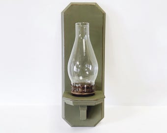 Vintage houten kandelaar met glazen orkaanbol