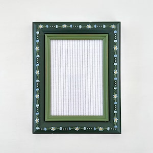 Hand-painted cottage style floral picture frame for 5x7 photo : green and blue ditsy floral