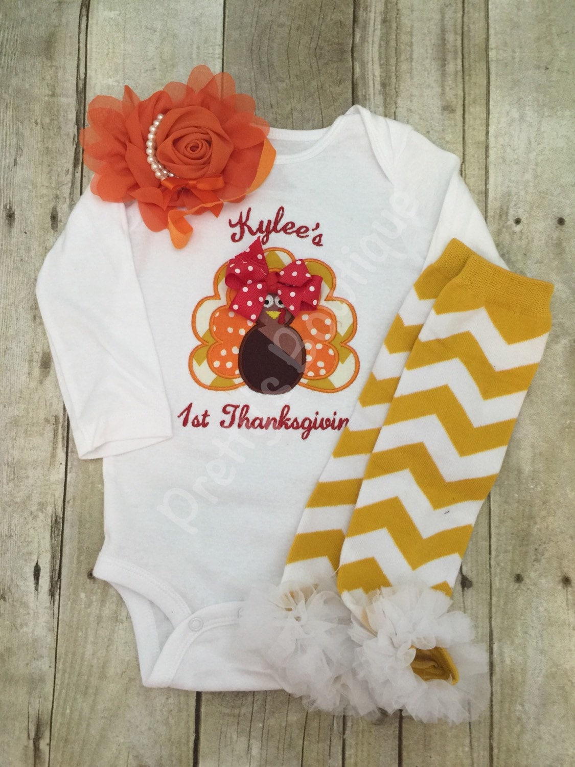 Thanksgiving Outfit Baby Girl – Turkey Embroidered Bodysuit Headband & Polka Dot Legwarmers Set Personalized with Name Bloomer Kleding Meisjeskleding Tops & T-shirts 