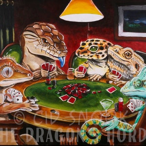 Puede incluir: Pintura al óleo que representa a cinco reptiles jugando al póquer alrededor de una mesa de fieltro verde. Los reptiles, incluyendo un escinco de lengua azul, un gecko leopardo, un dragón barbudo, un gecko crestado y un camaleón, están sentados. Fondo rojo, lámpara.