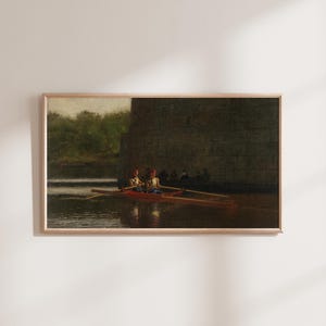 Könnte beinhalten: Ein Gemälde, das ein Ruderboot mit zwei Personen zeigt, die auf einem Fluss rudern. Das Boot ist rot und die Personen tragen weiße Hemden. Der Fluss ist dunkel und der Hintergrund ist eine dunkle Steinmauer.