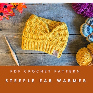 Puede incluir: Un patrón de crochet para un calentador de orejas amarillo con un lazo en la parte superior. El patrón se llama "Steeple Ear Warmer" y está disponible para descargar en PDF.