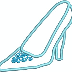 Puede incluir: Un zapato de tacón alto bordado en azul claro con un diseño floral decorativo en la puntera. El zapato tiene un tacón fino y una apariencia delicada, ideal para proyectos de bordado o manualidades temáticas.