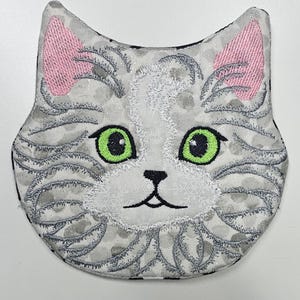 Kattmuggmatta 13 cm, ITH, Maskinbroderi, Underlägg, I bågen, Broderidesign 13 cm, DDB-ITH0004-1