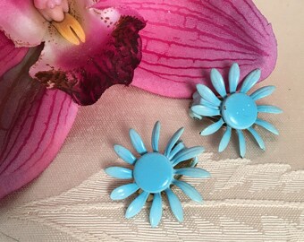 1960s 1" Baby Blue Enamel Floral Daisy Clip On earrings Mid Century Modern