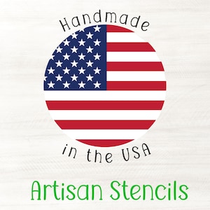 Puede incluir: Un gr&aacute;fico circular con la bandera estadounidense, las palabras "Handmade in the USA" y "Artisan Stencils." La bandera es roja, blanca y azul, con estrellas y rayas. El texto est&aacute; en negro y verde.