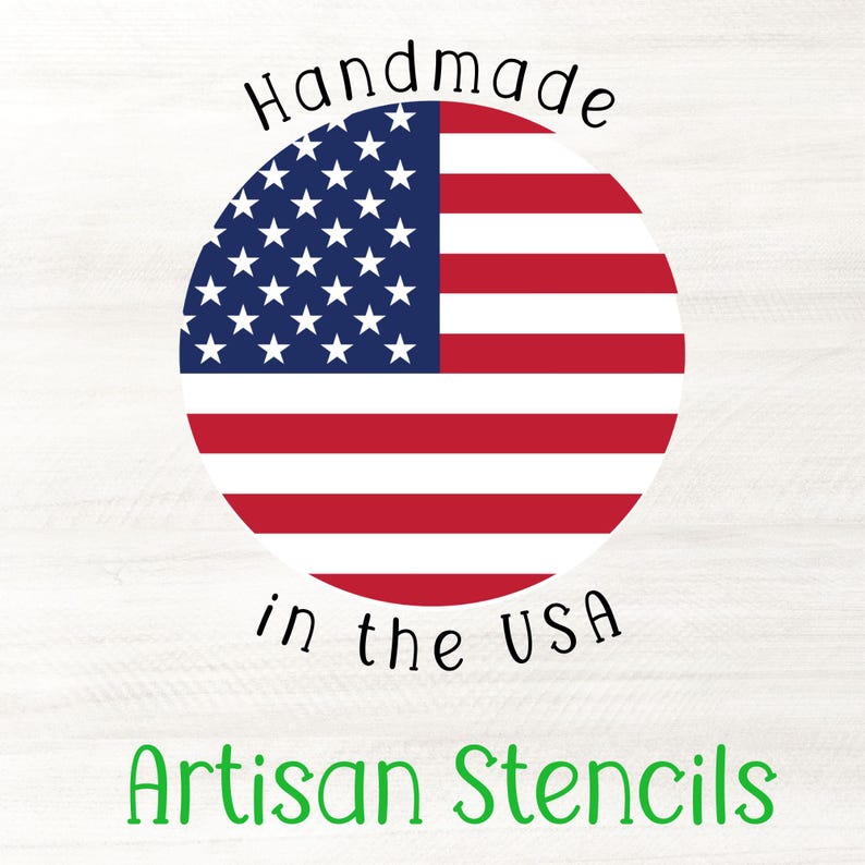 Puede incluir: Un gr&aacute;fico circular con la bandera estadounidense, las palabras "Handmade in the USA" y "Artisan Stencils." La bandera es roja, blanca y azul, con estrellas y rayas. El texto est&aacute; en negro y verde.