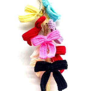 Llavero de lazo de crochet: colgante para bolso de hilo acrílico hecho a mano