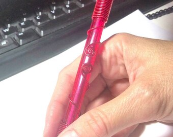 Stylo encre couleur rouge avec plumes