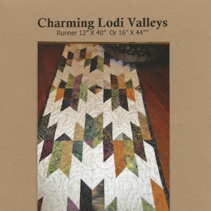 Patrón impreso exclusivo CSS257 de Creek Side Stitches para el encantador cubremesa acolchado Lodi Valleys, precortado y apto para Bin MP