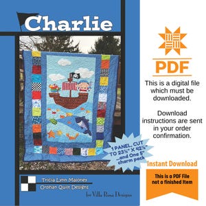 Könnte beinhalten: Ein farbenfrohes Quilt mit einem Piratenschiff, einem Piraten und Meeresbewohnern, umrahmt von blauem Stoff und Patchwork-Quadraten. Der Quilt trägt oben den Text "Charlie". Das Bild enthält auch den Text "PDF" und "Sofort-Download".