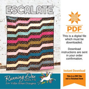 Pode incluir: Um edredom colorido com a palavra "ESCALATE" no topo. O edredom apresenta listras onduladas em várias cores, incluindo rosa, verde-azulado e dourado, com tecido estampado. A imagem também inclui o texto "Running Doe Quilts" e "For Villa Rosa Designs."