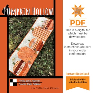 Może przedstawiać: Cyfrowy wzór PDF na patchworkową bieżnikową narzutę w kształcie dyni. Wzór przedstawia rząd pomarańczowych dyń z brązowymi łodygami i kratkowanym tłem. Tekst "Pumpkin Hollow" znajduje się w górnej części obrazu. Tekst "Tricia Lynn Maloney Orphan Quilt Designs For Villa Rosa Designs" znajduje się w dolnej części obrazu.