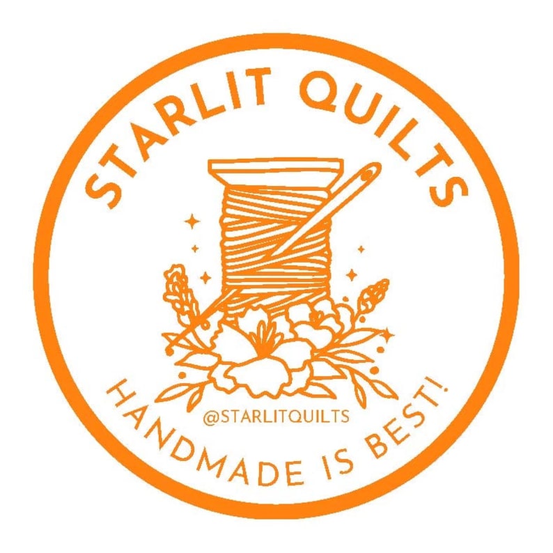K&ouml;nnte beinhalten: Orangefarbener Kreis-Logo mit dem Text "Starlit Quilts" in einem kreisf&ouml;rmigen Design. Im Inneren des Kreises befindet sich eine Garnrolle mit einer Nadel, umgeben von Blumen und Bl&auml;ttern. Der Text "Handmade is Best!" befindet sich unter der Garnrolle, mit dem Text "@starlitquilts" in der Mitte.