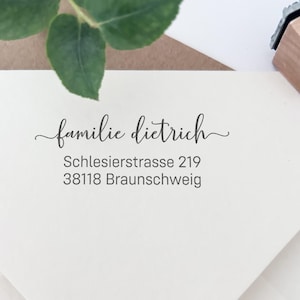 Adressstempel, selbstfärbender Stempel oder Holzstempel, Absenderstempel, Schreibschrift, Handschrift, Kalligraphie, ADREST