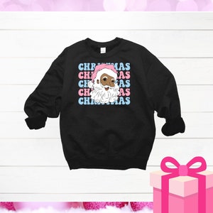 Rosa und blaues Weihnachts-Sweatshirt-Afroamerikaner-Retro-Weihnachtsmann-Design, Geschenk für Frauen von Jack und Jill Weihnachts-Sweatshirt