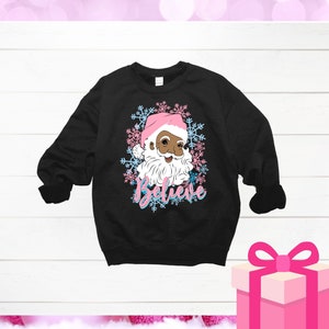 Rosa und blaues Weihnachts-Sweatshirt-Afroamerikaner-Retro-Weihnachtsmann-Design, Geschenk für Frauen von Jack und Jill Weihnachts-Sweatshirt