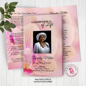 Op de afbeelding: Een roze en wit bloemen-thema rouwprogramma met een foto van een vrouw in een witte hoed. Het programma bevat de naam Dorothy Miller, geboortedatum en overlijdensdatum, en service-informatie. De tekst "Een viering van het leven" is geschreven in een decoratief lettertype.