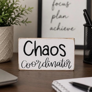 Letrero de Coordinador del Caos / Decoración divertida para escritorio de oficina / Regalo para el jefe / Regalo para compañeros de trabajo / Decoración de oficina / Letrero divertido para el trabajo imagen 1