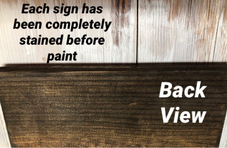 Puede incluir: Primer plano de un letrero de madera te&ntilde;ida con el texto "Cada letrero ha sido completamente te&ntilde;ido antes de pintar" y "Vista trasera". El letrero es de color marr&oacute;n oscuro con un fondo de madera marr&oacute;n claro y blanco.