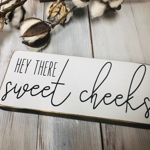 Funny bathroom sayings quotes sign - Hey there sweet cheeks - funny bathroom sign - farmhouse style bathroom sign.