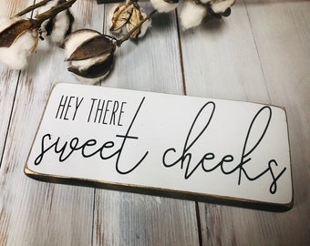 Funny bathroom sayings quotes sign - Hey there sweet cheeks - funny bathroom sign - farmhouse style bathroom sign.