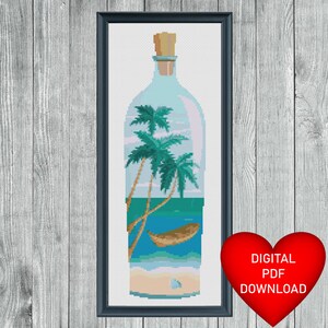 Puede incluir: Un patrón de punto de cruz que presenta una botella de vidrio con un tapón de corcho. Dentro de la botella hay una escena de una playa con palmeras, un pequeño bote y agua azul.