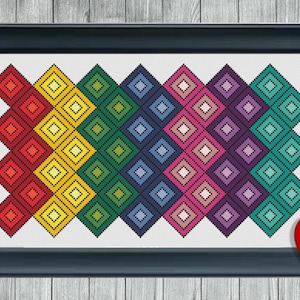 Puede incluir: Un patrón de punto de cruz digital que presenta un diseño geométrico colorido con un esquema de colores arcoíris. El patrón está formado por pequeños cuadrados dispuestos en un patrón diagonal. El patrón es perfecto para principiantes y expertos en punto de cruz por igual.