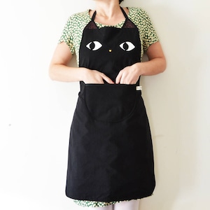 黒猫のコットン製レディースエプロン - ハンドメイドのキッチンエプロン - 刺繍入りの黄色いハートの鼻 - ポケット付き - コットンキャンバスの裏地付き -