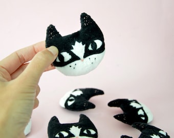 Black and white cat brooch in velvet - Handmade textile jewelry