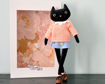 Peony - Poupée chat noir en velours . vêtements en tissus recyclés. Poupée décorative entièrement fabriquée à la main.