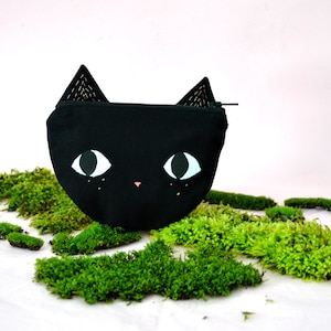 Porte-monnaie fermeture à zip en forme de  tête de petit chat noir- Doublure vieux rose fleurs - Oreilles brodées.