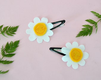 Lot de 2 barrettes fleur en tissus blanc et coeur feutrine  jaune. Accessoire coiffure fille. Pince à cheveux camomille.