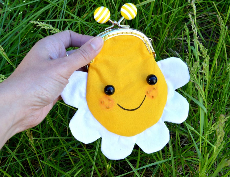 Flower-shaped coin purse click-clack closure yellow and white image 5