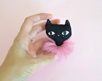 Broche chat noir et collerette en tulle rose. Bijou textile chat. Bijou textile chat noir yeux peints et nez rose brodé.