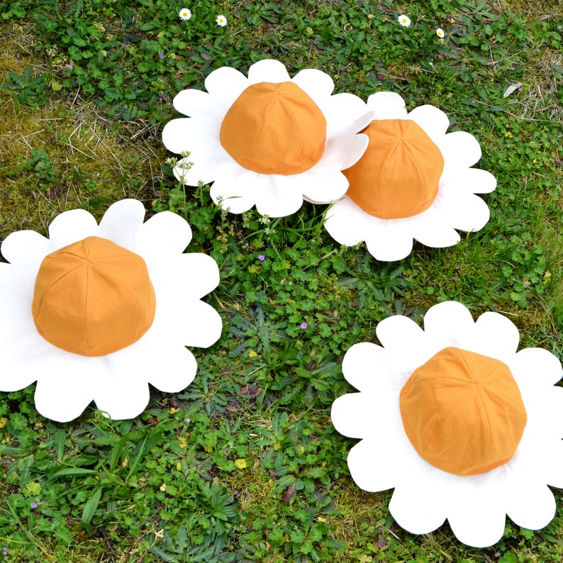 Chapeau en forme de fleur en coton jaune moutarde et blanc cassé souple image 6