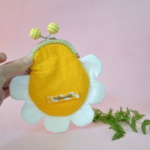 Flower-shaped coin purse click-clack closure yellow and white image 2