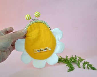 花の形をした小銭入れ - カチッと開閉 - イエローとホワイト - Etsy 日本