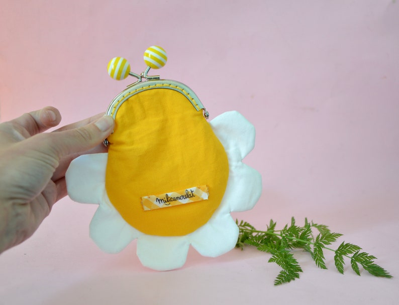 Flower-shaped coin purse click-clack closure yellow and white image 2