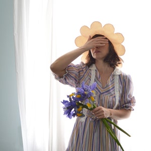 Flower-shaped hat mustard yellow and off-white cotton soft image 8