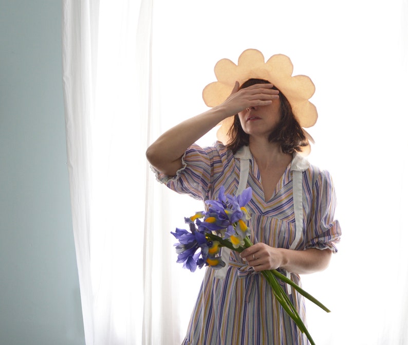 Chapeau en forme de fleur en coton jaune moutarde et blanc cassé souple image 8