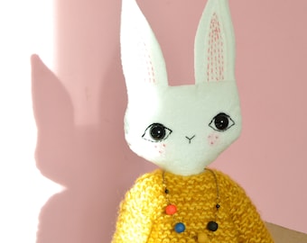 Rosita- Poupée lapin blanc en velours . vêtements en tissus recyclé. Poupée décorative entièrement fabriquée à la main.