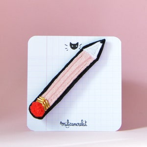 Fluwelen potloodbroche van vilt en parelmoer. Geborduurd textieljuweel met potloodapplicatie.  Cadeau voor schoolleraar.