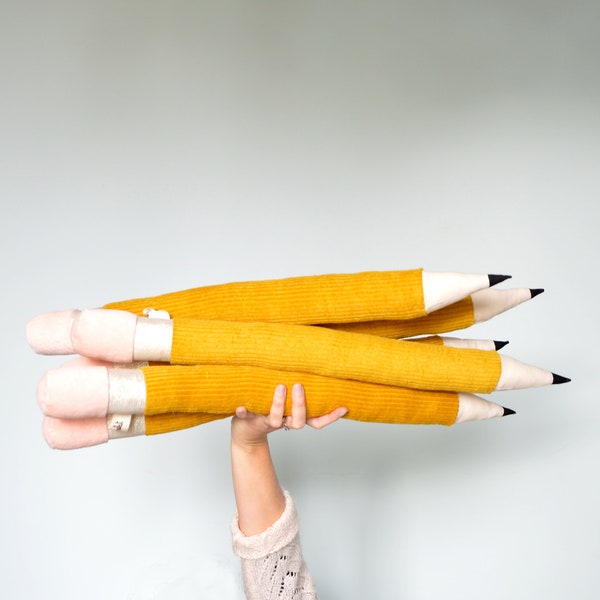 Peluche crayon HB géant . Crayon decoratif en velours jaune moutarde et rose.