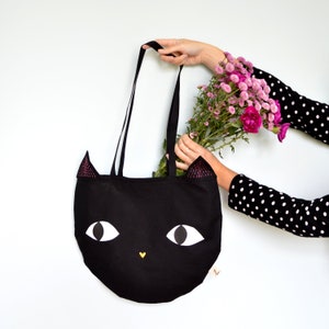 Sac coton chat noir. Tote bag coton noir tête de chat peint et brodé main. Sac de plage chat. Cabas marché chat. image 9