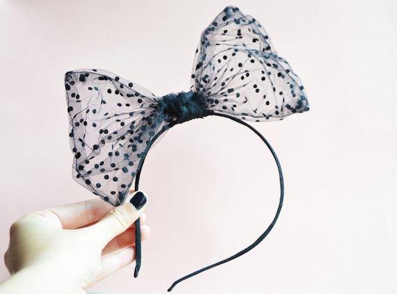Serre-tête gros noeud en tulle à plumetis noir. Accessoire cheveux chic et original.
