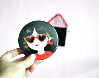 Miroir de poche diamètre 8,8 cm illustration fille aux cerises et lunettes en coeur + pochette noire à pompons ou vichy au choix.