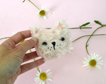 Broche chien rose clair. Bijou bichon fausse fourrure bouclée rose pâle, avec yeux en perles noires oreilles et nez brodé.