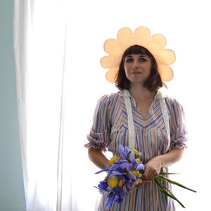 Flower-shaped hat mustard yellow and off-white cotton soft image 9