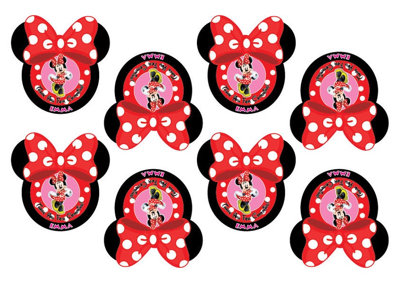 K&ouml;nnte beinhalten: Ein Bogen mit acht Minnie-Mouse-Partydekorationen. Jede Dekoration zeigt eine rote Schleife mit wei&szlig;en Punkten, schwarze M&auml;useohren und ein rundes Bild von Minnie Mouse. Der Text "Thank You for Coming" und der Name "Emma" sind ebenfalls enthalten.